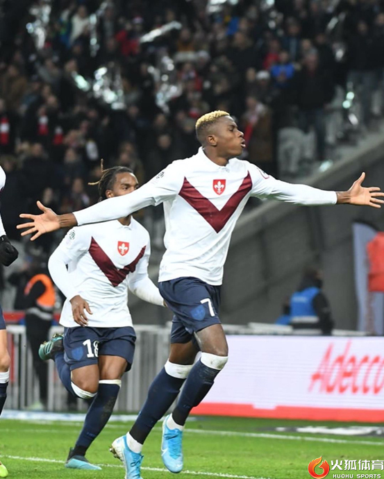  米兰续约莱奥遇阻，皇马巴萨虎视眈眈  