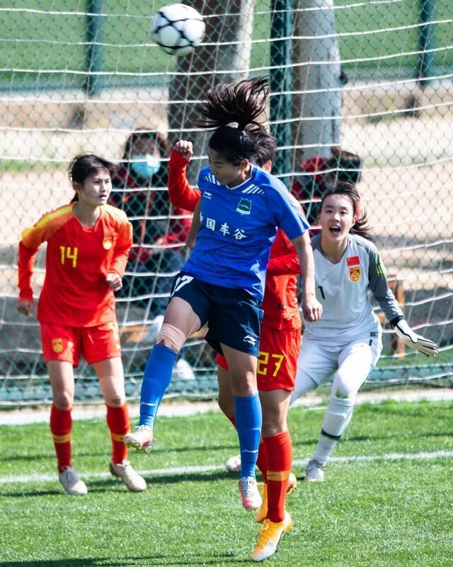  里昂女足提前锁定冠军，男足战绩形成反差  